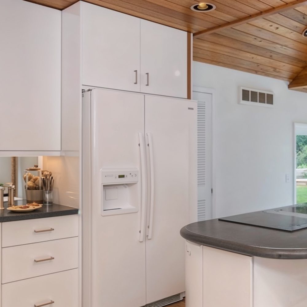 04 modern kitchen with vaulted wood ceilings in jason and kylie