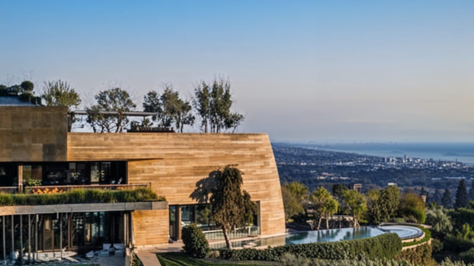 09 pacific palisades mansion framed by nature