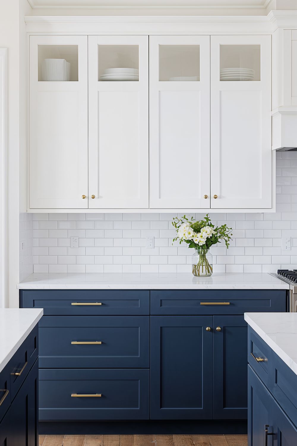 Two Tone Kitchen Cabinets With Alabaster Walls